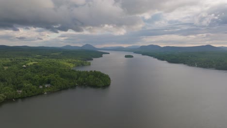 Vista-Aérea-Panorámica-De-Un-Sereno-Cuerpo-De-Agua-Rodeado-De-Un-Exuberante-Bosque-Verde-En-Quebec,-Canadá