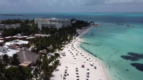 Una-Toma-Aérea-De-Una-Playa-Norte-Tópica-En-Isla-Mujeres