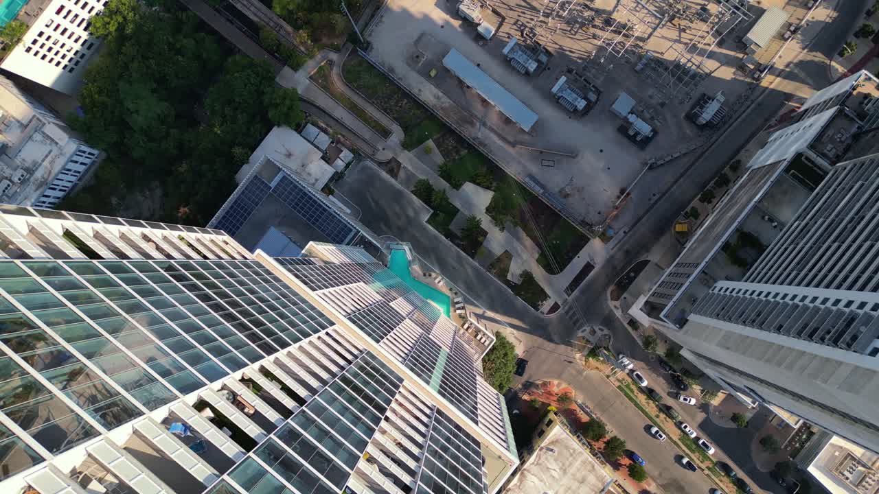 Vista rotativa de cima para baixo da Torre Independent em Austin, Texas