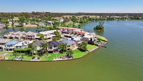 Aerial-view-of-luxury-houses-and-apartments-on-a-small-promontory-of-Lake-Mulwala,-NSW,-Australia