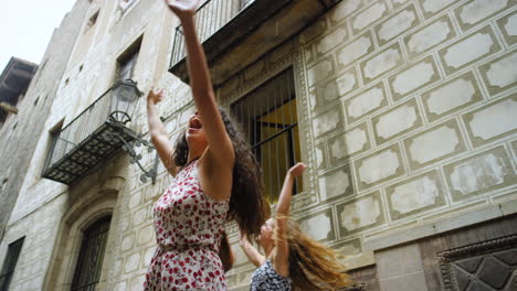 Hay-Algo-En-La-Lluvia-En-Barcelona