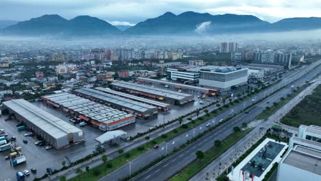 阿爾巴尼亞首都提拉納 (tirana) 上空的飛機在霧<unk>的早晨