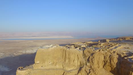 Pasando-Sobre-La-Montaña-Masada-Hacia-El-Mar-Muerto
