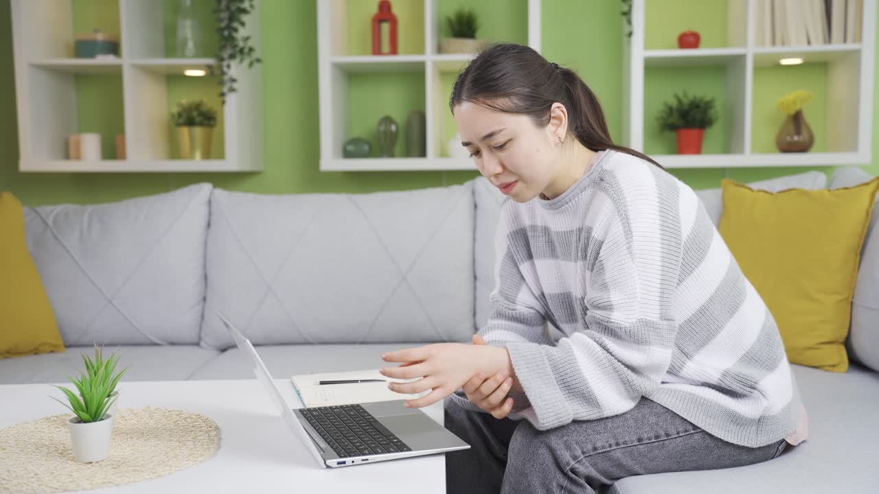 골다공증으로 고통받는 아시아 여성의  ⁇ 가 아프고 고통받고 있습니다.