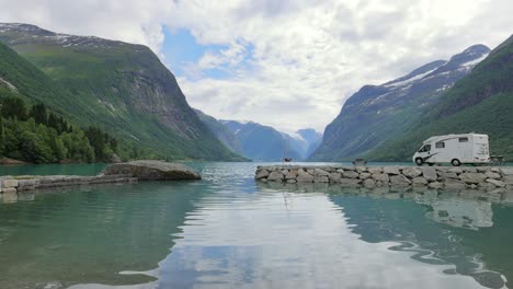 viajes de vacaciones en familia rv, viaje de vacaciones en autocaravana. hermosa naturaleza paisaje natural de noruega.