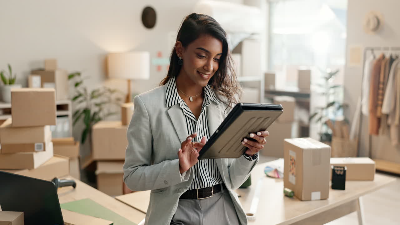 entrega, envío y mujer en tableta para en línea
