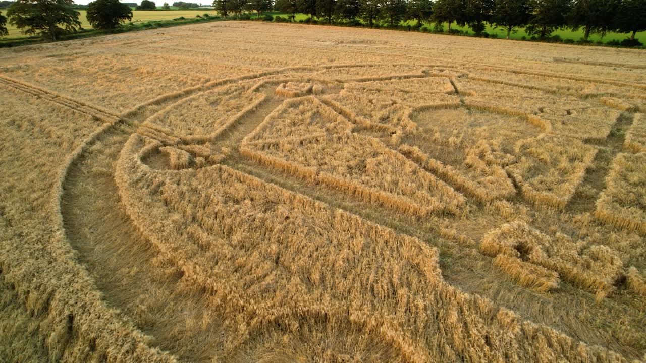 uffcot의 fortnite 분자 원자 미스터리 서클 디자인 일몰 수확 초원 공중 무인 항공기보기가 낮은 샷으로 밀어 넣습니다.