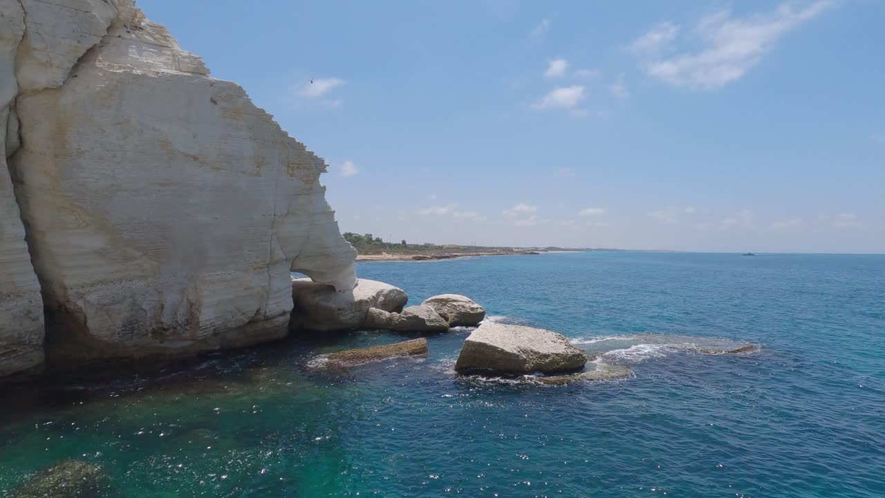 Ripresa panoramica lenta delle splendide calette costiere e delle acque tropicali blu a Rosh HaNikra