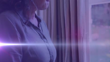 punto de luz contra estresado mujer mayor caucásica mirando por la ventana