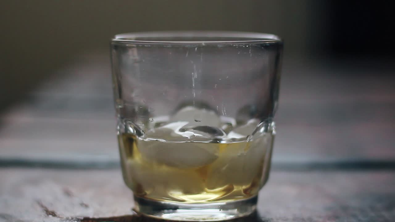 유리에 위스키를 붓는