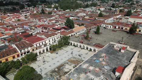 Luftdrohnen-Fliegen-über-Dem-Wahrzeichen-Der-Kathedrale-Der-Altstadt-Von-San-Cristobal-De-Las-Casas-In-Mexiko