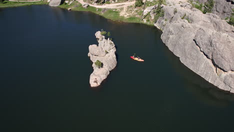 Vista-Aérea-De-Kayak-En-Sylvan-Lake,-Parque-Estatal-Custer,-Dakota-Del-Sur,-Estados-Unidos,-Disparo-De-Drone