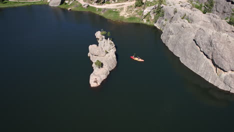 vista aérea de kayak en sylvan lake, parque estatal custer, dakota del sur, estados unidos, disparo de drone