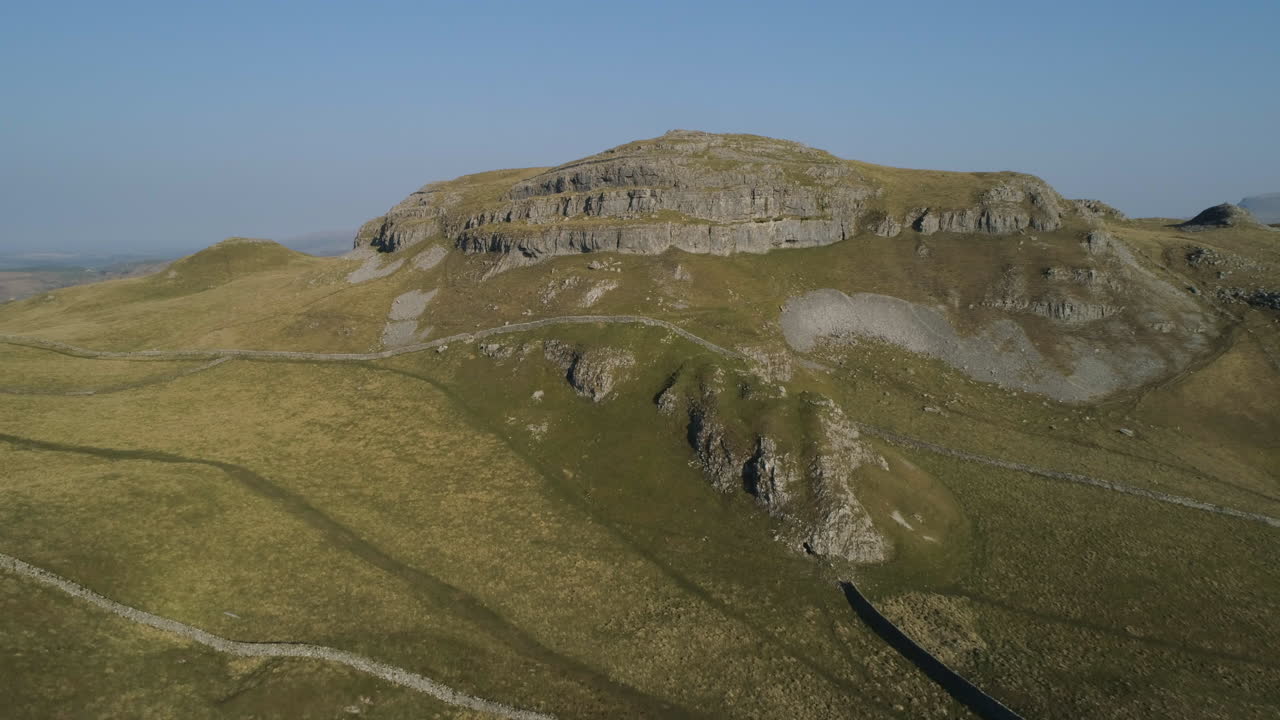 toma aérea de drones en aumento de nudos warrendale valles de yorkshire campo de hierba y colinas rocosas con ovejas de granja y paredes de piedra seca en un día soleado de verano en el reino unido