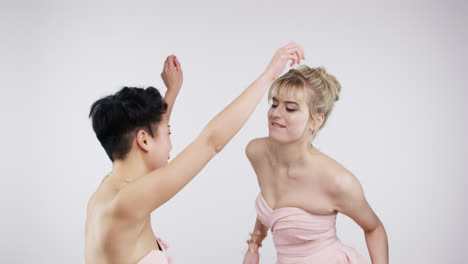 damas de honor bailando en cámara lenta serie de fotos de bodas