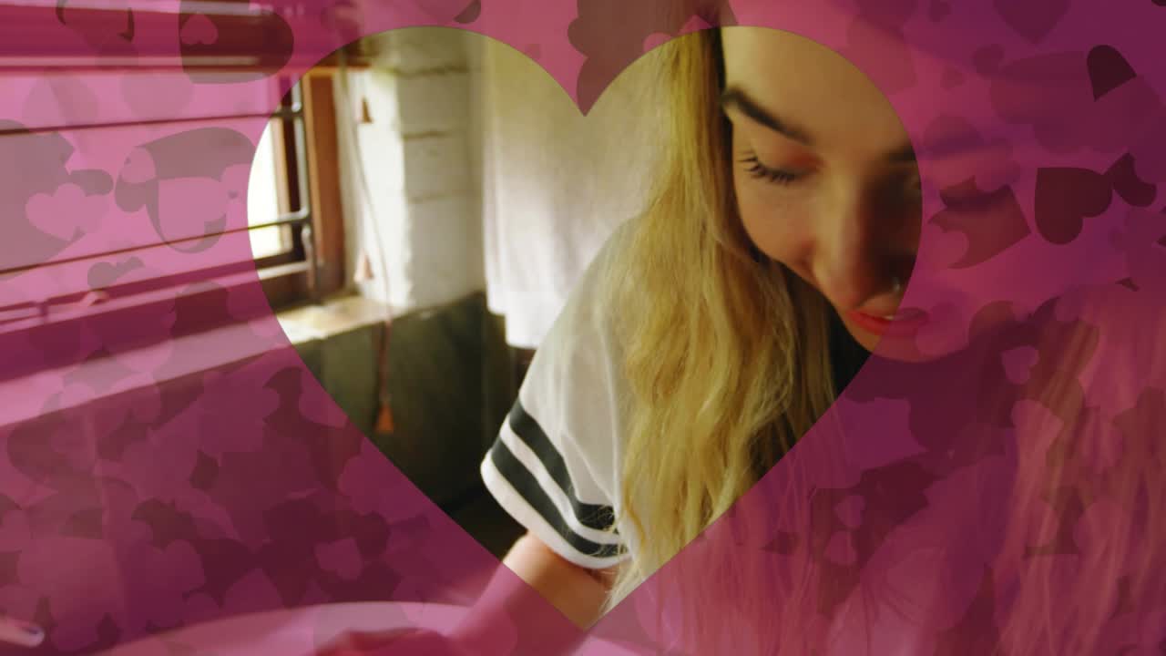 Donna che si porta una mano sotto il mento, alzando la testa e accarezzando la pelliccia, con un'overlay a forma di cuore rosa per la cura degli animali domestici.