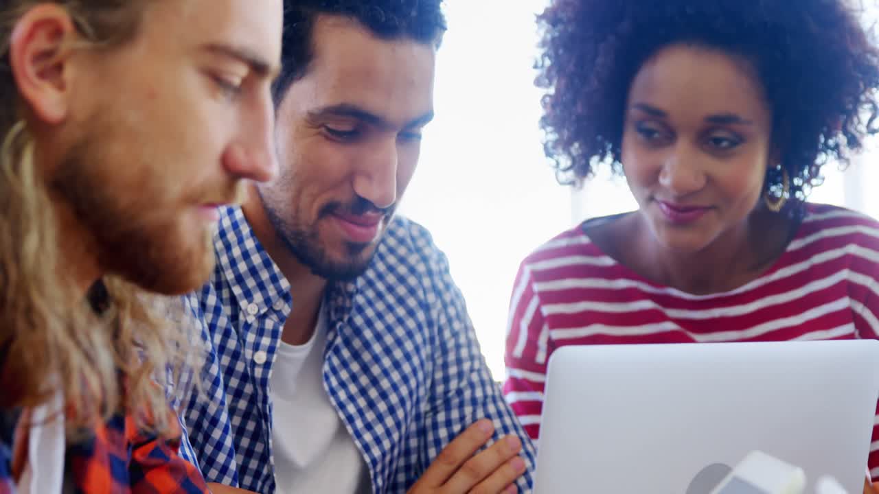 colegas que usan tabletas digitales y portátiles 4k