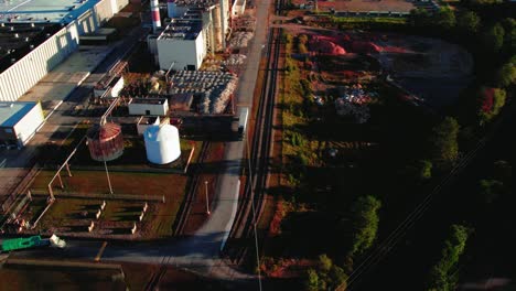 un camión pasó por el área de la fábrica de tejidos.