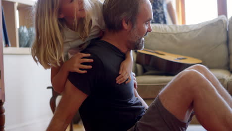 padre e hija divirtiéndose en la sala de estar 4k