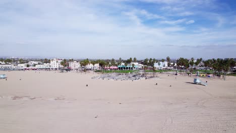 plataformas rodantes de drones en el famoso parque de patinaje en venice beach, california