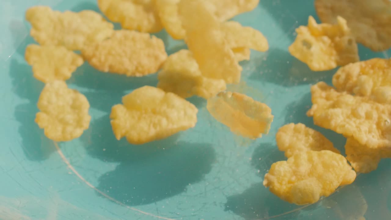 Corn flakes. Cadono lentamente nel piatto.