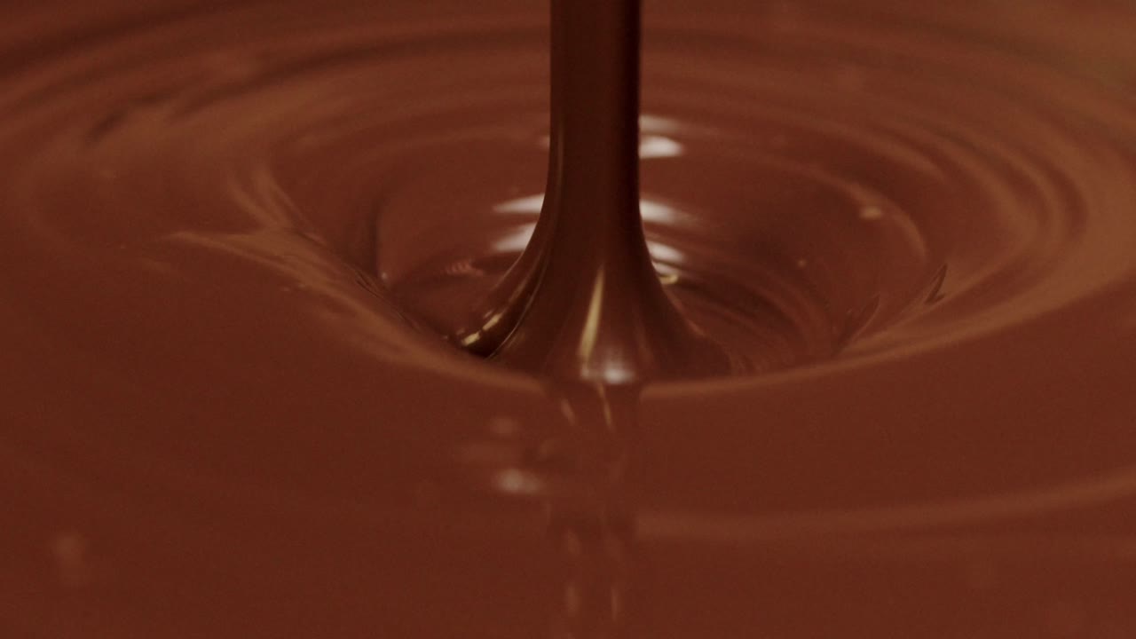 cámara lenta de verter chocolate con leche caliente