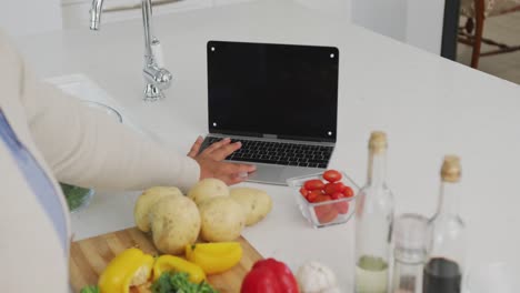 video de tamaño grande mujer afroamericana usando una tableta con espacio para copiar, preparando comida