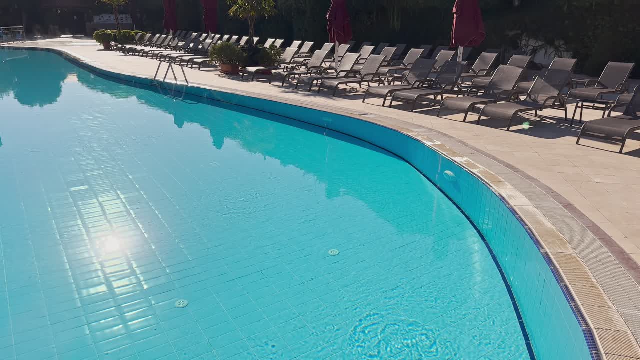 Poolvand, liggestole i slowmotion.