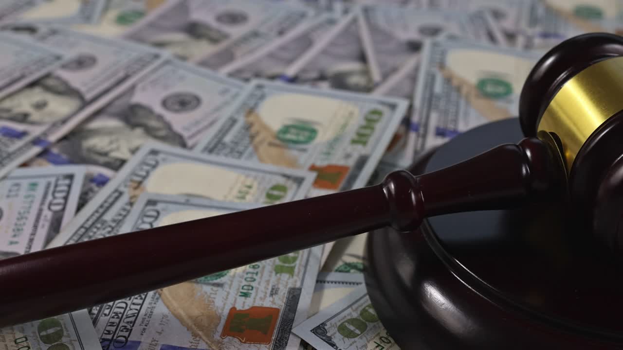 변호사와 법원 판사는 부패의 개념에 대해 망치를 습니다.