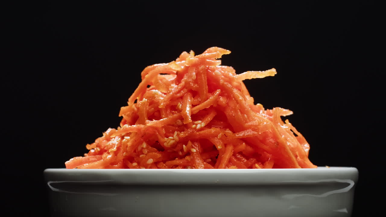 발효 된 마리네이트 당근 러드, 한국 스타일의 개진 당근, 마늘, 식물성 기름 및 향신료