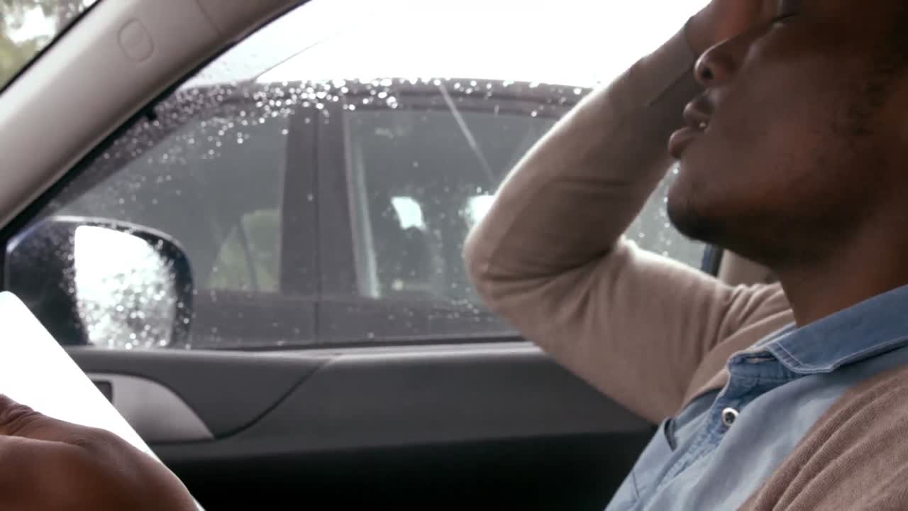 잘 생긴 남자 스마트 폰을 사용 하여입니다.