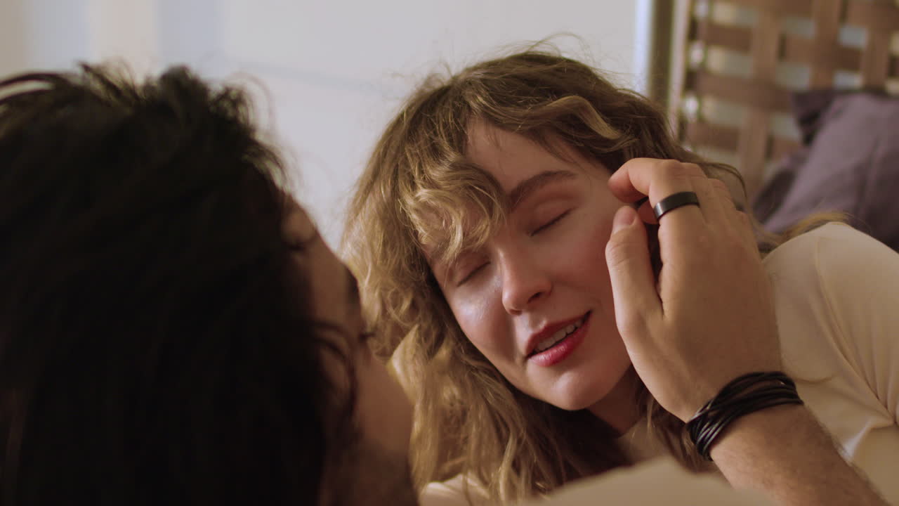 una pareja feliz teniendo una conversación