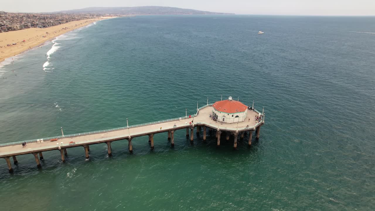 맨해튼 부두 해안선 위로 날아가는 조감도는 반짝이는 청록색 태평양으로 기울어집니다.