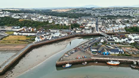 video aéreo del pequeño pueblo pesquero inglés de maryport en allerdale, un distrito de cumbria, inglaterra