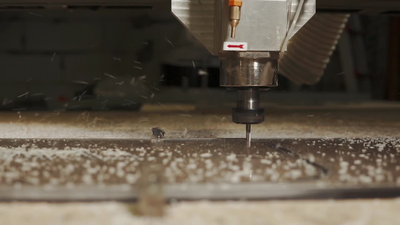 금속을 절단하는 cnc 기계