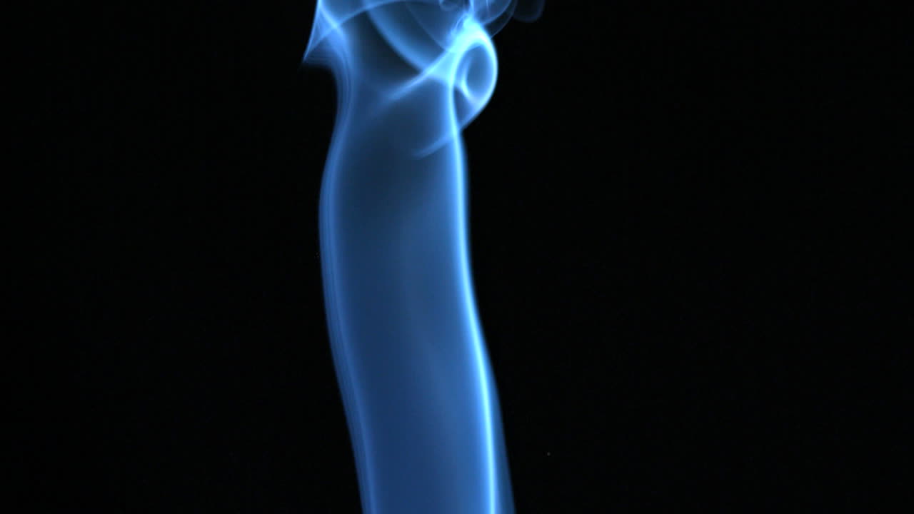Molto fumo blu che sale