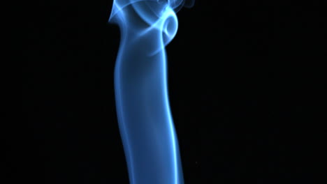 un montón de humo azul que se eleva