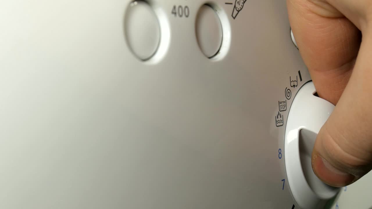 세탁기를 시작하고 세탁을 멈추십시오. 오래된 녹은 세탁기.