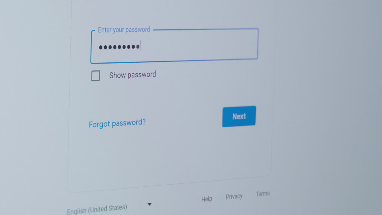 escribiendo la contraseña de facebook para iniciar sesión en la computadora de escritorio