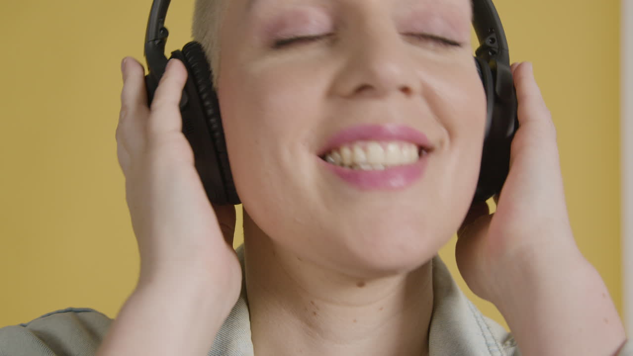 귀에 헤드폰을 끼고 포즈를 취하는 여성 모델 08