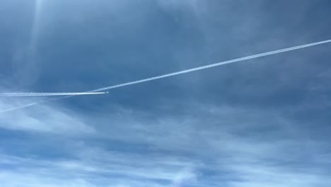 POV-Dos-Estelas-De-Vapor-Tomadas-Desde-La-Cabina-De-Otro-Avión-Tomadas-Desde-El-Cielo-En-Un-Día-Soleado-Con-Pocas-Nubes-Y-Un-Cielo-Azul