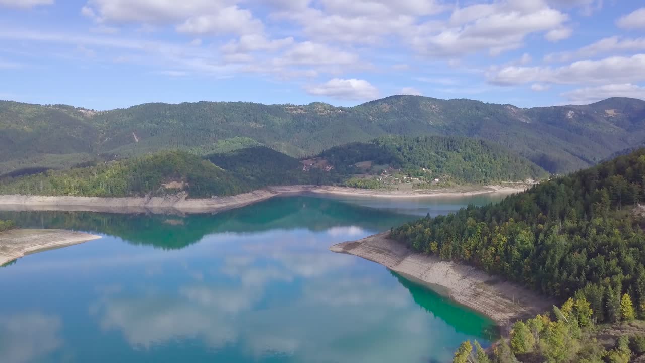 여름날 산과 호수의 4k 내려오는  ⁇ 을 설정하는 숨가 ⁇ 는