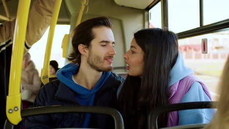 vista de cerca de una pareja en un autobús