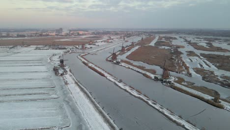 Winter-time-at-Unesco-Heritage-site-in-Netherlands,-Kinderdijk-Windmills