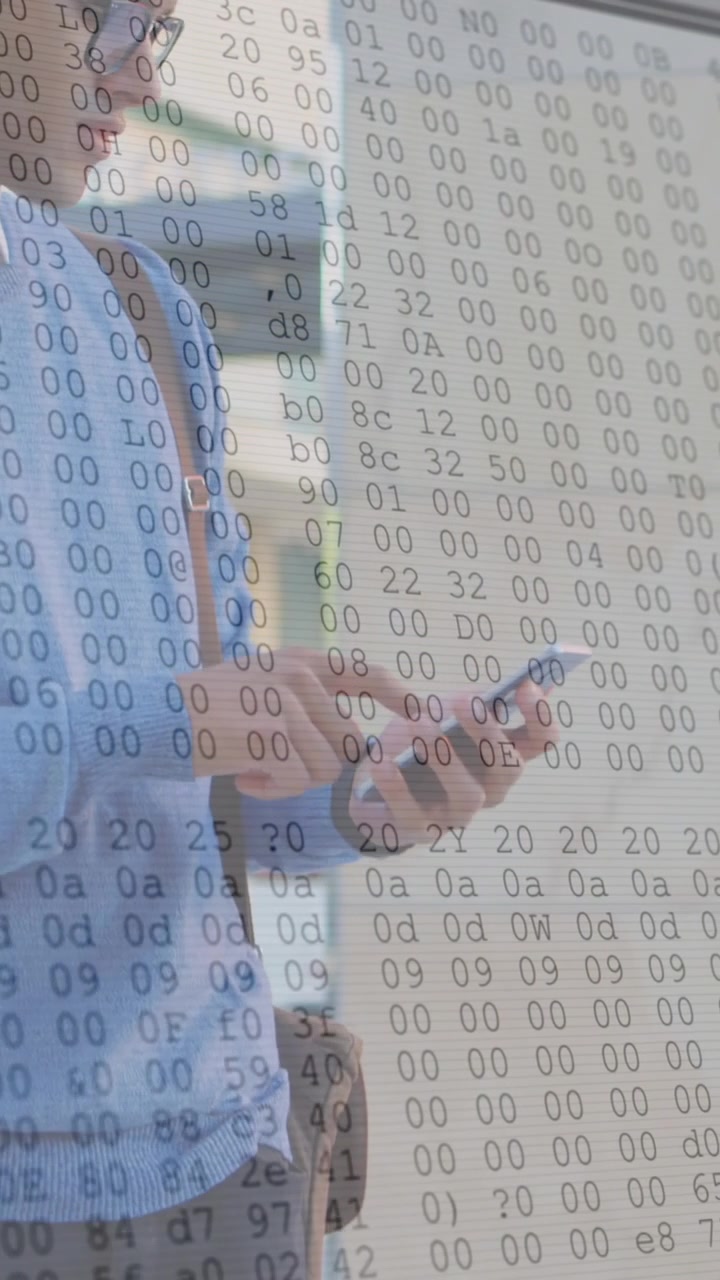 Animazione di numeri in evoluzione ed elaborazione dati su schermi di computer, con un uomo che usa lo smartphone