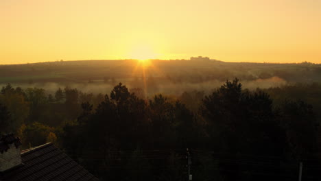 Sol-Naciente-En-Moldavia,-Dron-Alzándose-Revelan