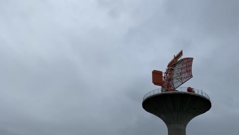 La-Estación-De-Radar-Bertem-En-Bélgica-Es-Clave-Para-La-Defensa-Nacional-Y-El-Control-Del-Tráfico-Aéreo,-Equipada-Con-Tecnología-Avanzada-Para-Un-Funcionamiento-Continuo.