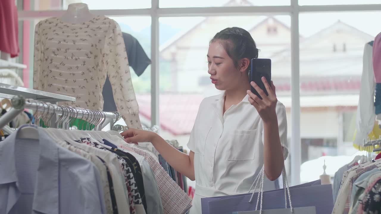 여성은 비디오 통화를 통해 온라인으로 쇼핑합니다.