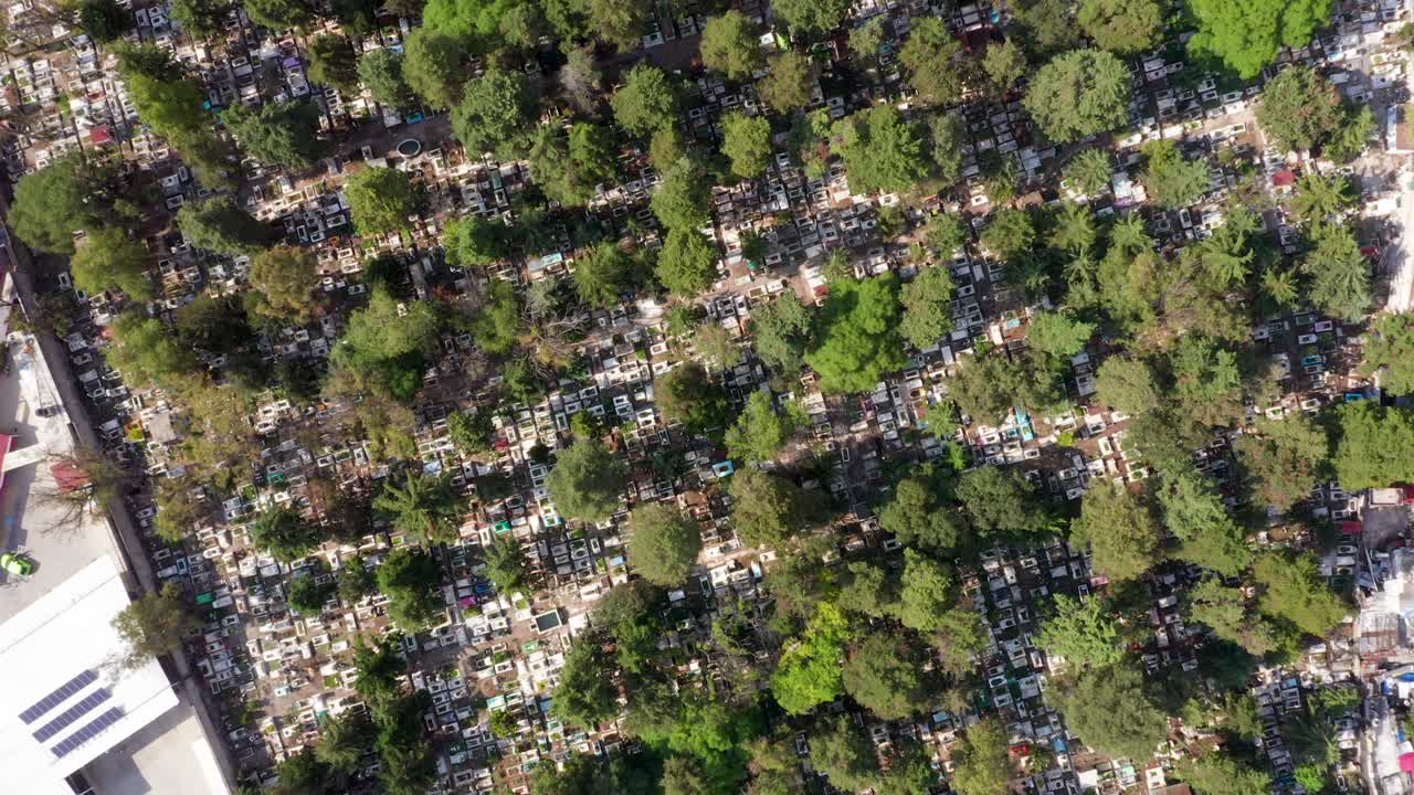 vuelo aéreo panorámico directamente sobre el cementerio densamente poblado cerca del barrio de san antonia en un día soleado, ciudad de méxico, enfoque aéreo superior