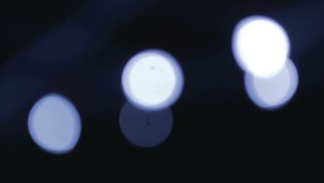 luces de haz en las decoraciones del escenario